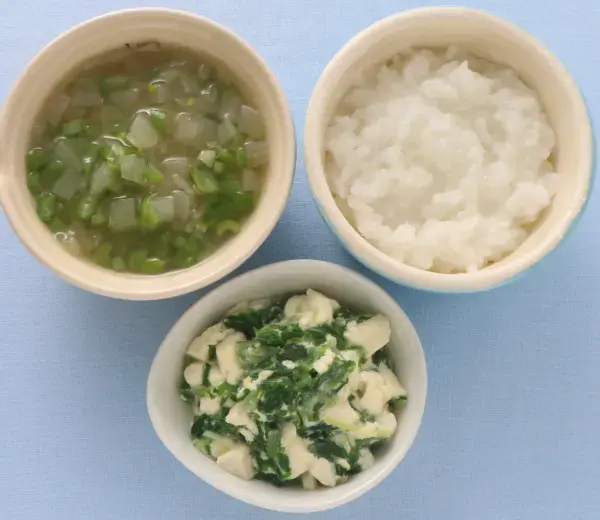 くずし豆腐と青菜のとろみ煮 玉葱といんげんのみそ汁