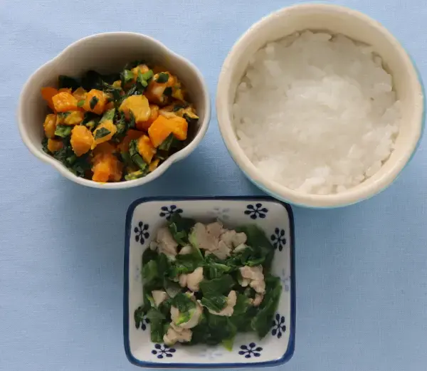 鶏肉とレタスのレンジ蒸し パンプキンサラダ
