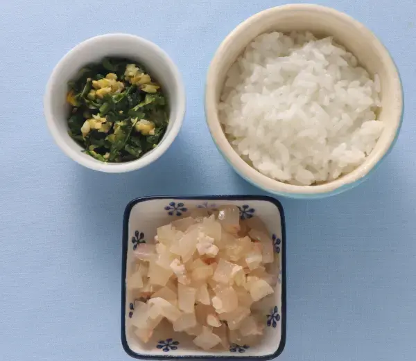 鶏肉と玉葱のケチャップ煮 レタスとコーンのサラダ