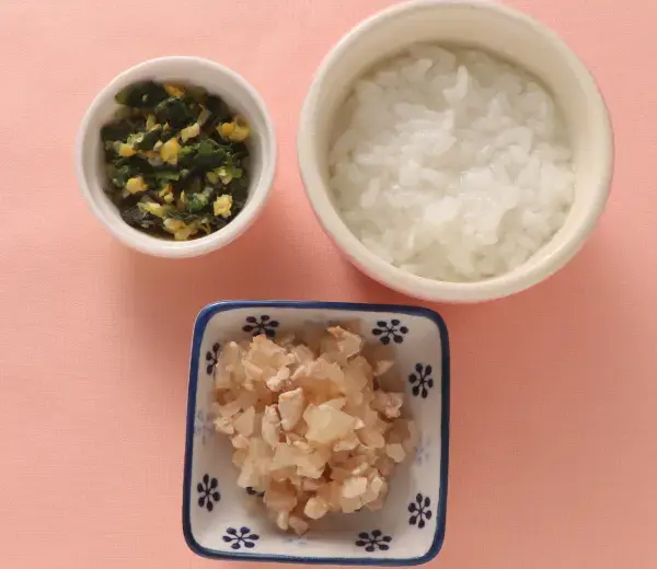 鶏肉と玉葱のケチャップ煮 レタスとコーンのサラダ