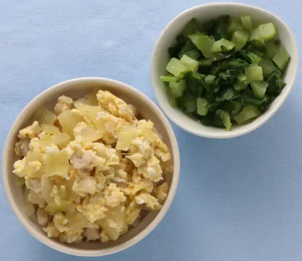 親子丼 レタスと胡瓜のあえもの