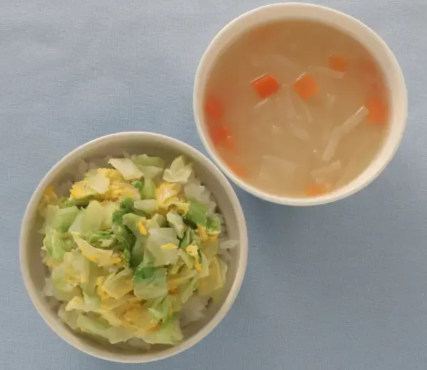 キャベたま丼 もやしと人参のみそ汁