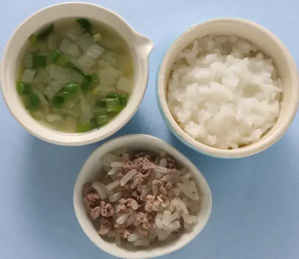 牛肉ともやしの煮もの 玉葱とにらのみそ汁