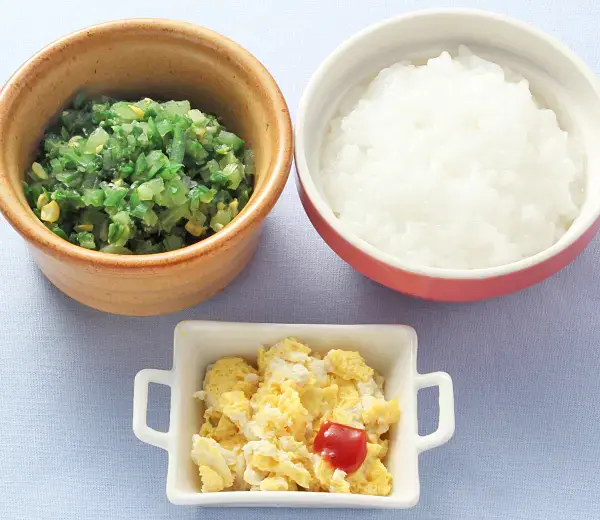 ふわふわオムレツ レタスと胡瓜のコーン煮