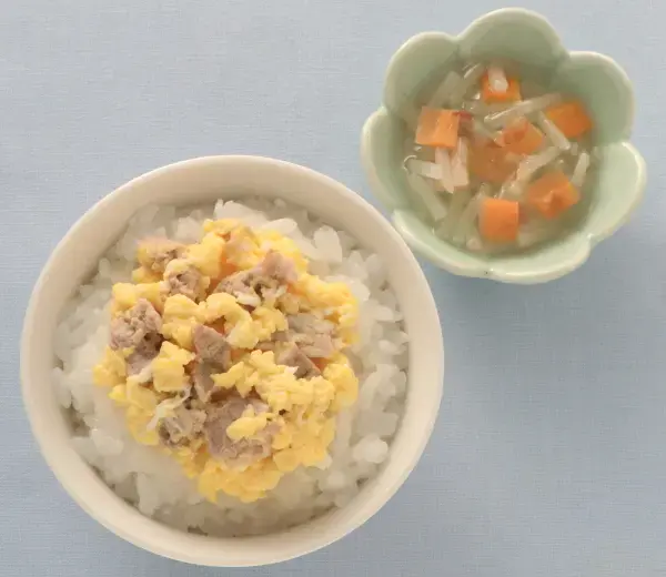 豚たま丼 もやしと人参のおひたし