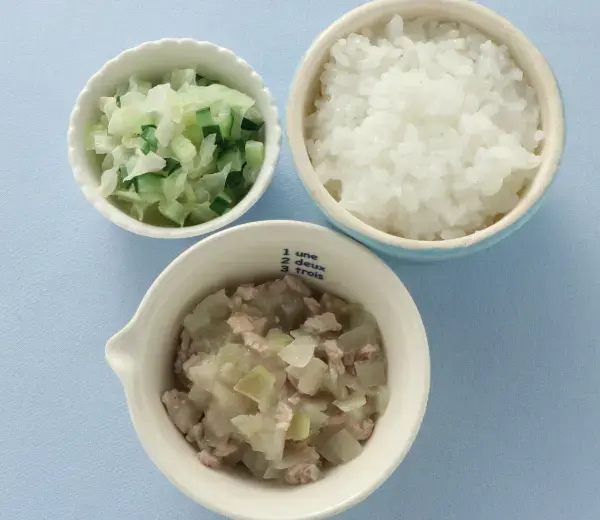 豚肉と玉葱のレンジ蒸し キャベツと胡瓜のマヨあえ
