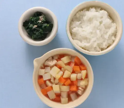 鶏肉とじゃが芋のケチャップ煮 青菜のおかかあえ