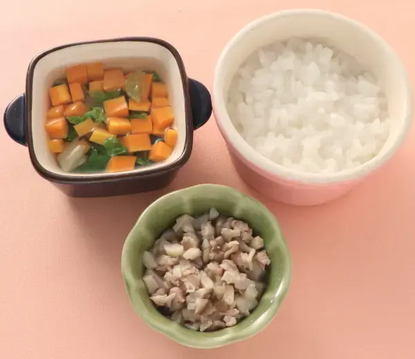 豚肉ときのこのみそ煮 白菜と人参のスープ