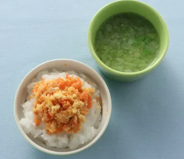 人参の卵とじ丼 キャベツと長葱のみそ汁