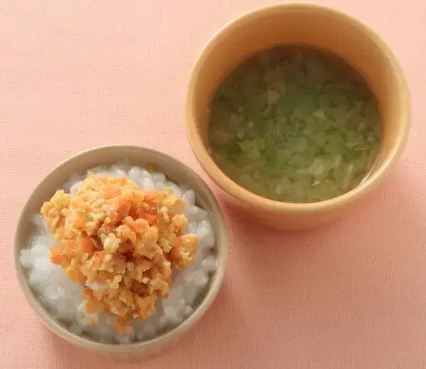 人参の卵とじ丼 キャベツと長葱のみそ汁