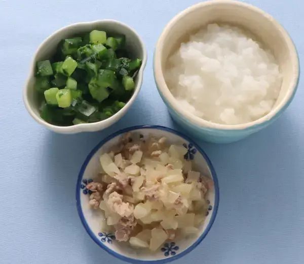 牛肉と玉葱の煮もの 胡瓜とレタスのやわらかあえ