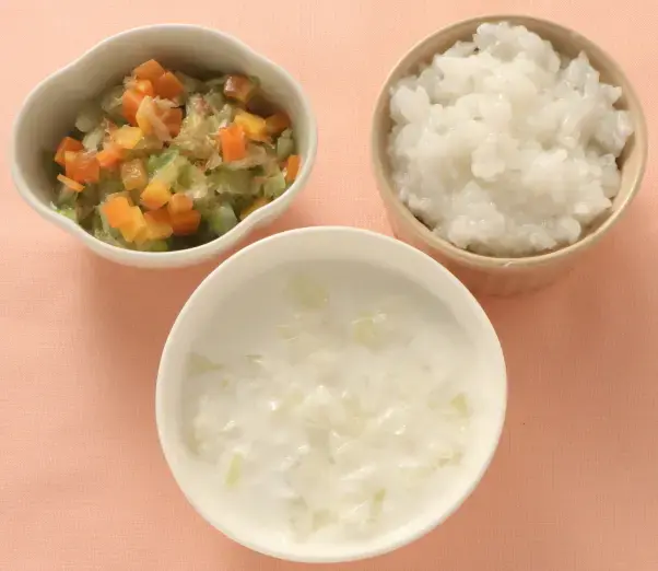 玉葱のヨーグルトあえ レタスと人参のお浸し