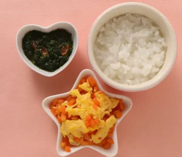 人参のオムレツ風 レタスとミニトマトのおひたし