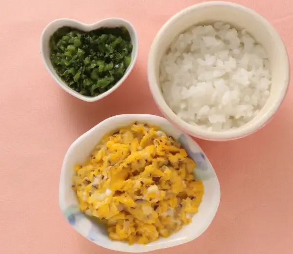 きのこのオムレツ レタスとピーマンのあえもの