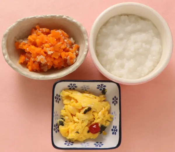 のり入りオムレツ えのきと人参の煮もの
